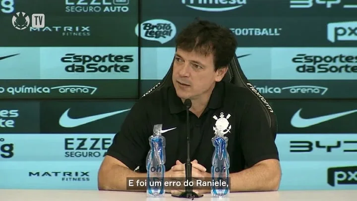 Após falha de Raniele, Fernando Diniz fala sobre coragem da equipe em sair jogando de trás.