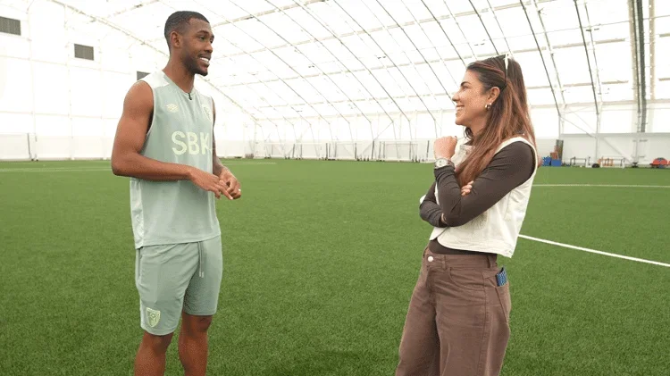 Rayan, atacante do Bournemouth, durante entrevista ao 'Fala Aí - Edição de Copa', programa do Canal UOL